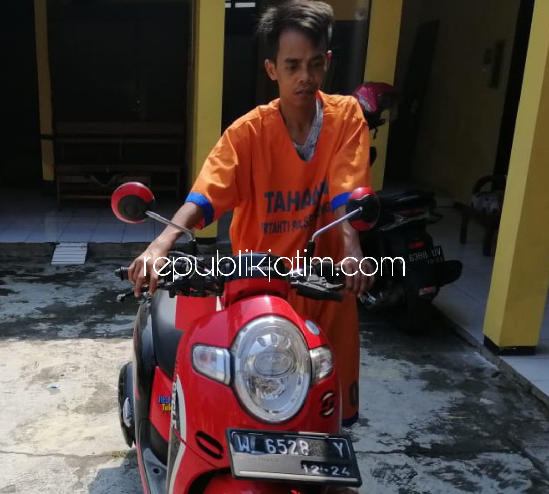 PENCURI - Tersangka pencurian motor Achmad Firdian bersama motor curian saat diamankan petugas di Polsek Porong, Senin (24/05/2021).