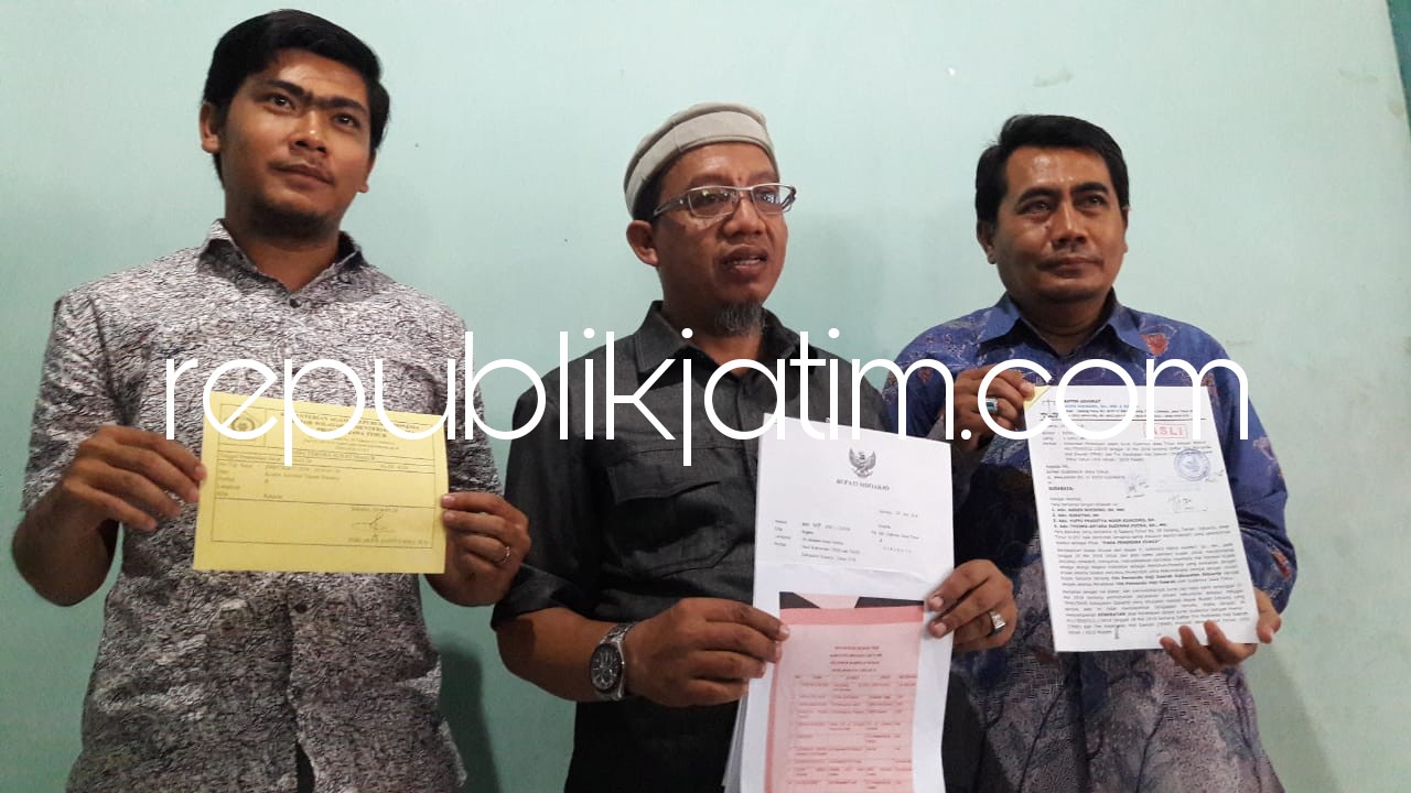SOMASI - Makin Rachmat (tengah) didampingi kuasa hukum menunjukkan surat somasi yang dikirim ke Gubernur Jawa Timur, Kamis (24/05/2018).