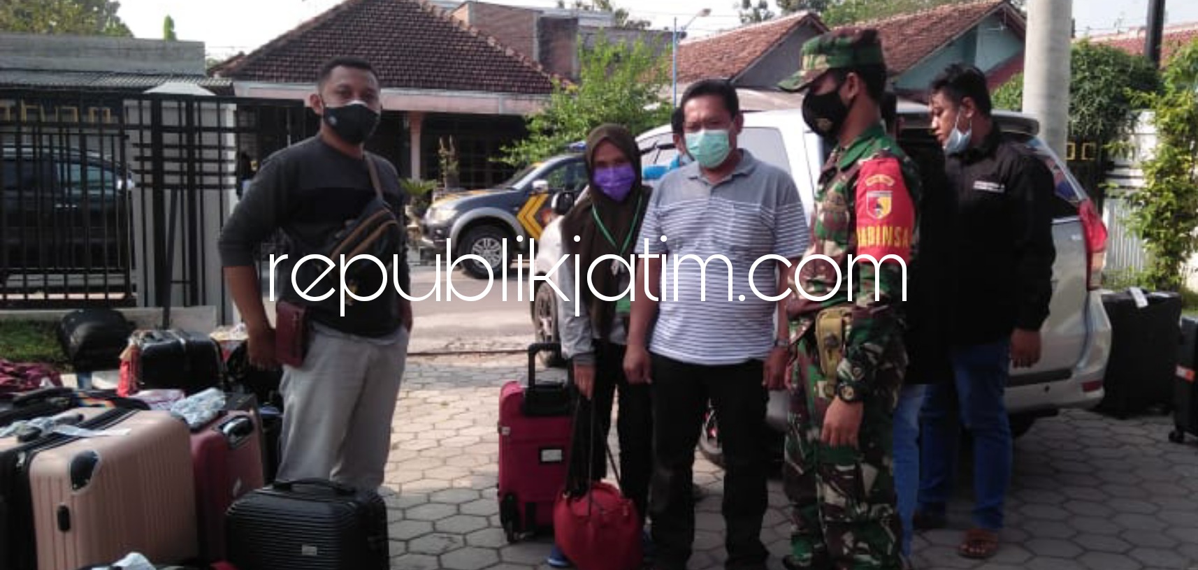 JEMPUT - Dwi Erniati TKW asal Taiwan asal Bungkal, Ponorogo yang dijemput Pemdes, Satgas Covid-19, TNI Polri serta Disnaker Pemkab Ponorogo sampai diantar ke ruang isolasi desa, Minggu (23/05/2021) sore.