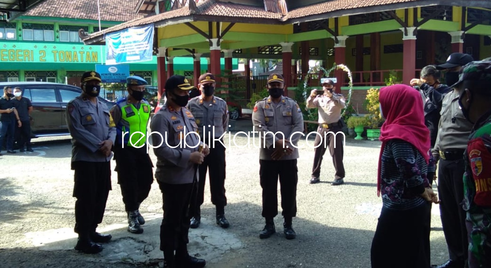 KAMPUNG TANGGUH - Kapolres Ponorogo AKBP arief Fitrianto saat mengunjugi ruang isolasi di Kelurahan Tonatan, Kecamatan Ponorogo sebagai persiapan Kampung Tangguh Covid-19, Senin (25/05/2020).