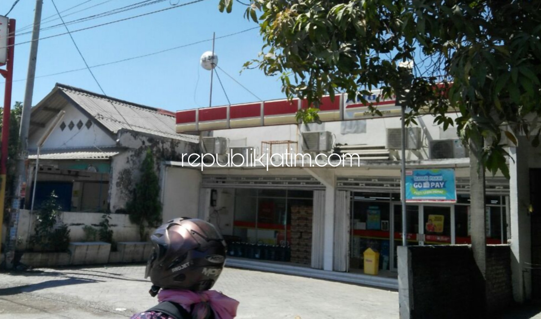 PERCOBAAN PENCURIAN - Inilah salah satu minimarket di Dusun Wager, Desa Masanganwetan, Kecamatan Sukodono, Sidoarjo yang menjadi percobaan pencurian, Jumat (24/05/2019) dini hari.