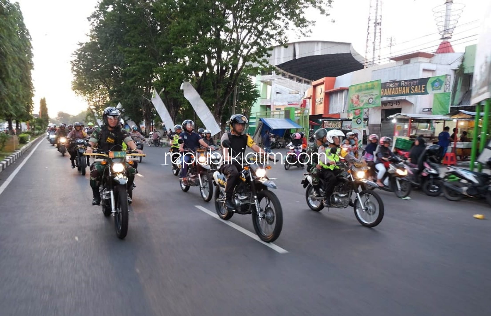 PATROLI - Kapolresta Sidoarjo, Kombes Pol Zain Dwi Nugroho memimpin patroli gabungan untuk memetakan sejumlah lokasi rawan kriminal di wilayah Sidoarjo.