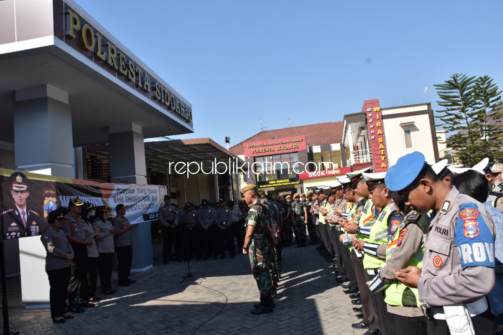 KOMPAK - Wakapolresta Sidoarjo, AKBP M Anggi Naulifar Siregar memimpin perayaan ulang tahun anggota, ASN dan Bhayangkari Polresta di bulan April dan Mei 2019 bersamaan perayaan ulang tahun anggota TNI yang bertugas di Sidoarjo, Sabtu (25/05/2019).