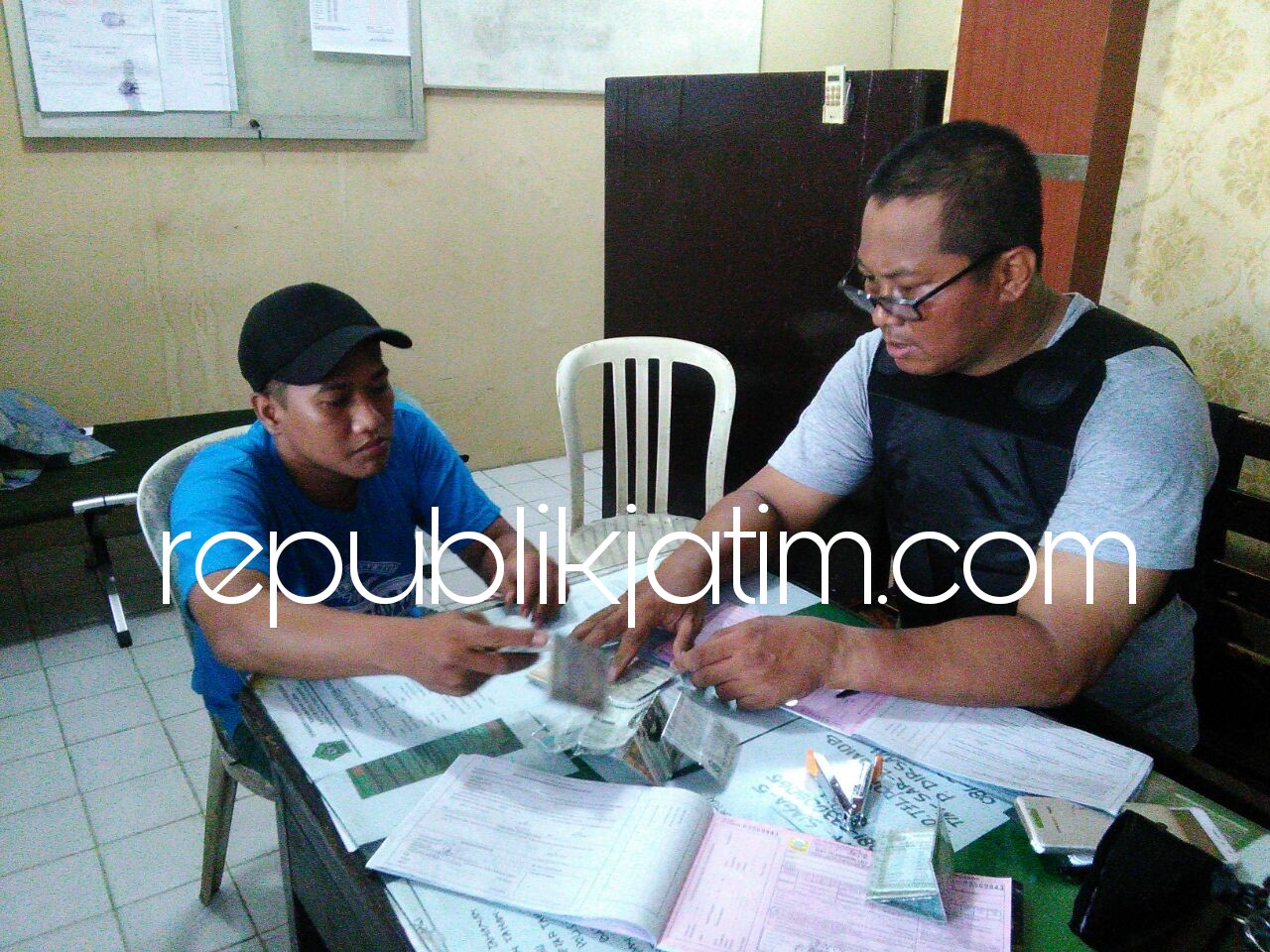 DIRINGKUS - Kapolsek Jabon AKP Saadun memberikan surat tilang ke oknum Satpol PP, MZF yang dalam kondisi mabuk saat diamankan di JL Raya Exit Tol lama Jabon beserta motor protolan dan knalpot brongnya, Minggu (27/05/2018).