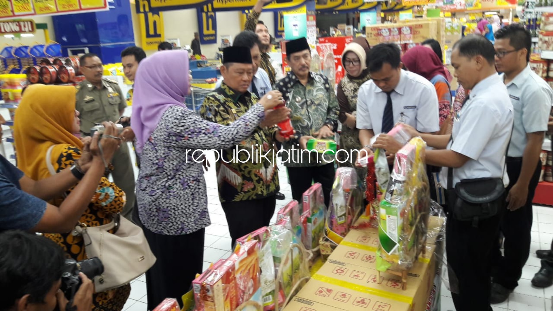 PERINGATKAN - Bupati Sidoarjo, Saiful Ilah memperingatkan agar makanan kadaluarsa tak tak dijual dalam paket parcelan saat sidak menjelang lebaran tahun lalu.