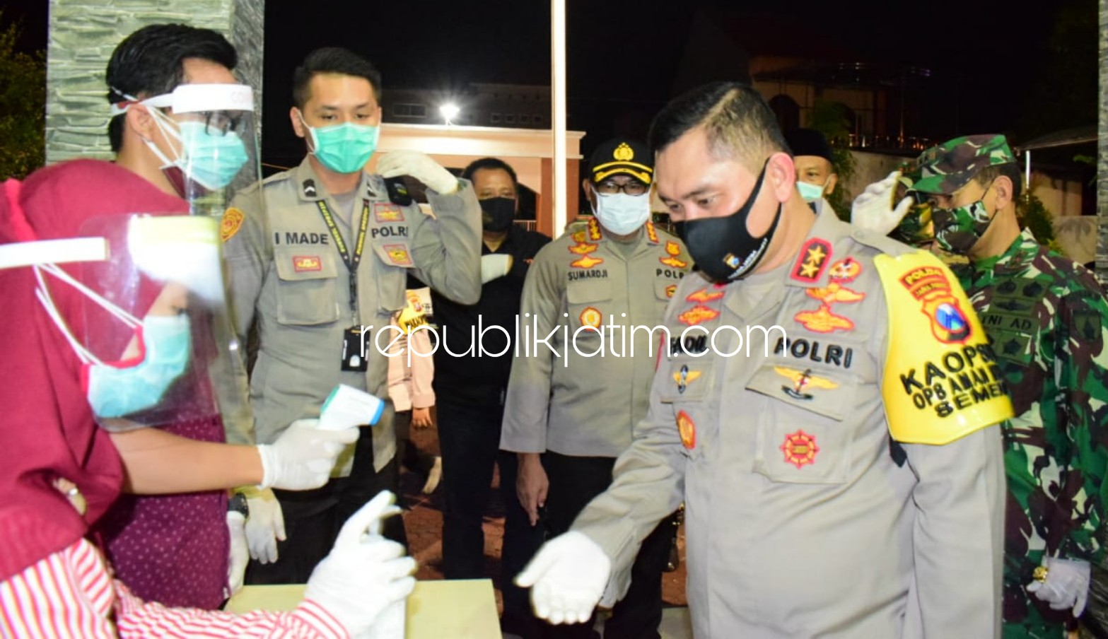 KUNJUNGAN - Kapolda Jatim Irjen Pol Mohammad Fadil Imran dan Pangdam V Brawijaya Mayjen TNI Widodo Iryansyah meninjau kampung tangguh Desa Waru dan Desa Pepelegi, Kecamatan Waru, Sidoarjo, Selasa (26/05/2020) malam.