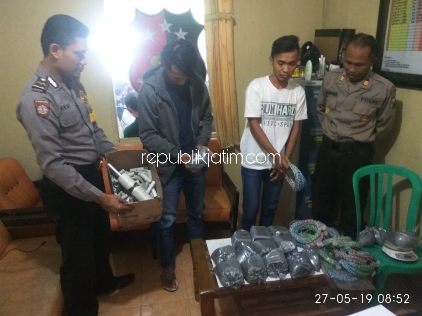 BARANG BUKTI - Polisi menunjukkan pengedar dan barang bukti serbuk bahan peledak (mercon) yang baru ditangkap, Minggu (26/05/2019) malam.