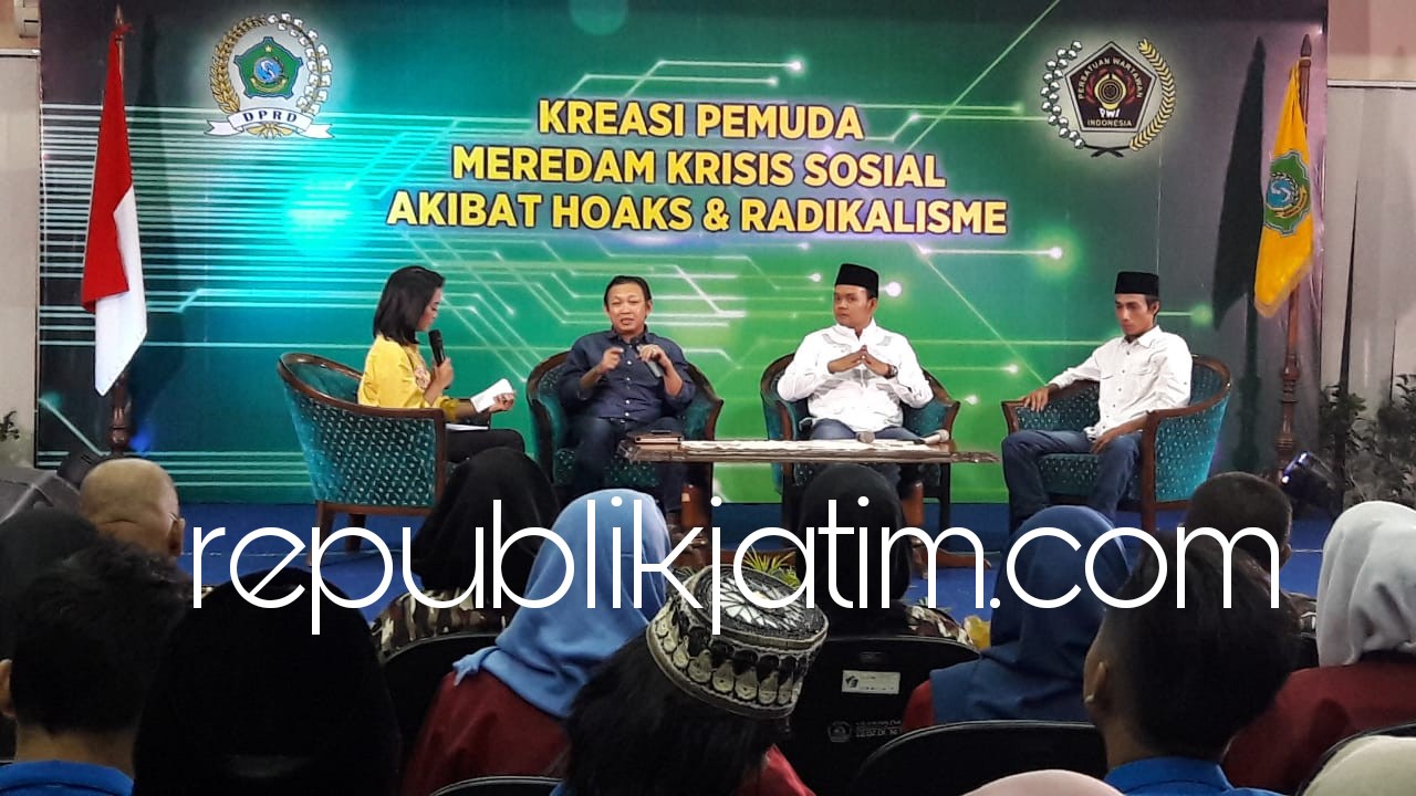 DIALOG - Ketua DPRD Sidoarjo, Sullamul Hadi Nurmawan berdialog bersama PWI Jatim dan perwakilan media di gedung DPRD Sidoarjo, Minggu (27/05/2018) petang.