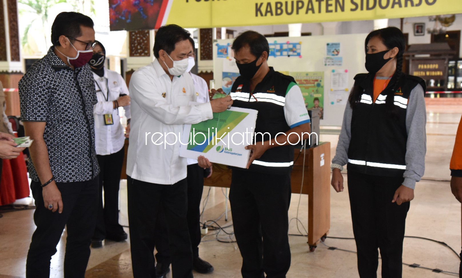 JAMINAN - Sebanyak 30 relawan Covid-19 mendapatkan jaminan berupa kartu BPJS Ketenagakerjaan yang diserahkan di Posko Satgas Penanganan Covid-19 Sidoarjo, Rabu (27/05/2020).