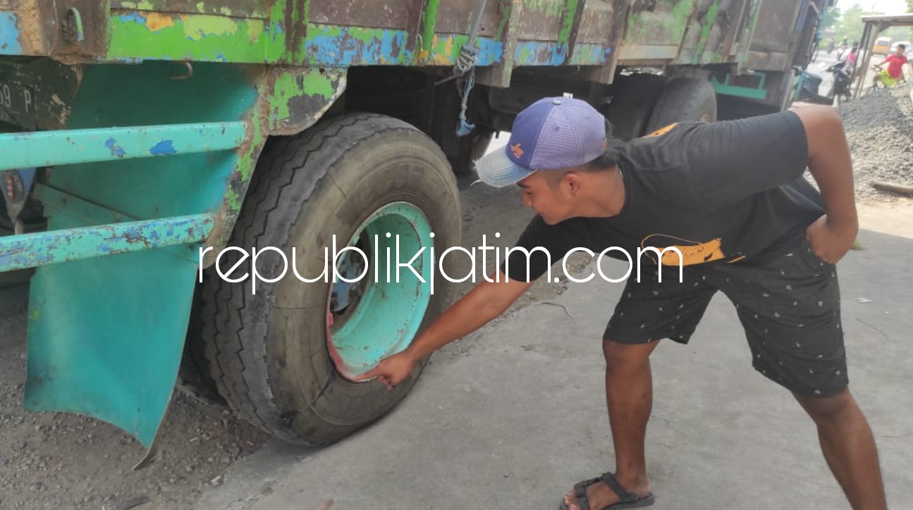 TEWAS - Kecelakaan antara motor Honda Vario dan truk di JL Raya Desa Pilang, Kecamatan Sidoarjo menyebabkan seorang pelajar berusia 12 tahun tewas di lokasi kejadian, Jumat (28/05/2021).