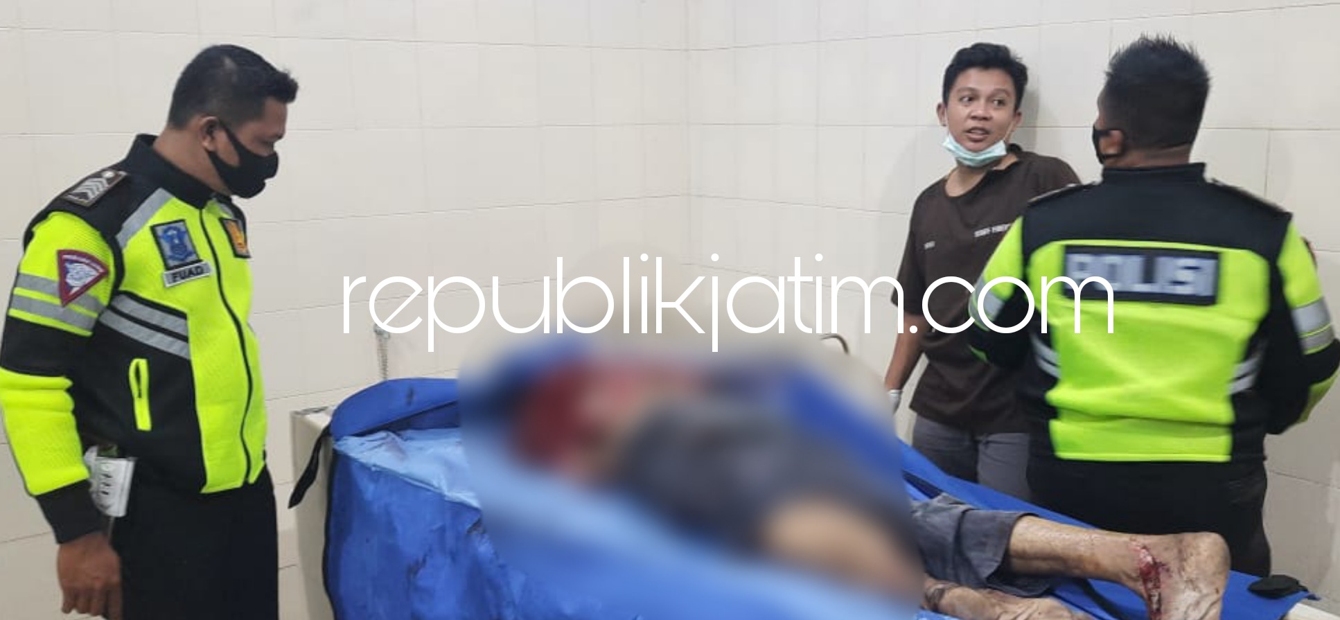 TEWAS - Pria pengayuh sepeda yang belum diketahui identitasnya di kamar mayat RSUD Sidoarjo, Jumat (28/05/2021).