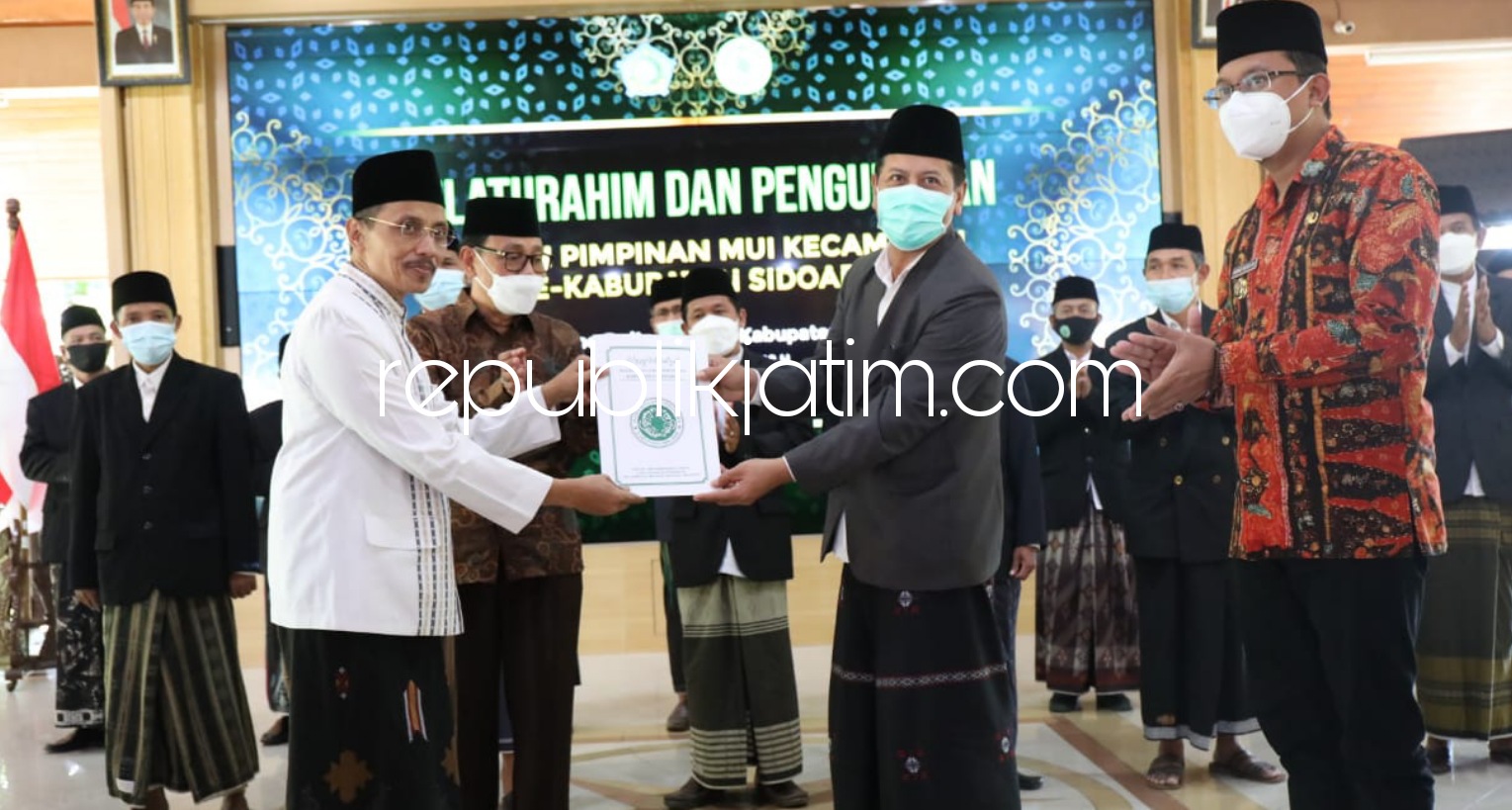 AJAK - Bupati Sidoarjo, Ahmad Muhdlor Ali (Gus Muhdlor) mengajak puluhan ulama Sidoarjo meramaikan masjid saat Silaturahmi dan Pengukuhan Dewan Majelis Ulama Indonesia (MUI) Kecamatan se Sidoarjo, Sabtu, (29/05/2021). 
