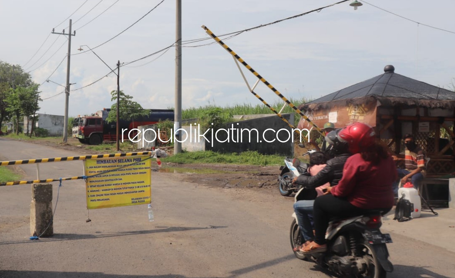 TKP - Sejumlah petugas Linmas Desa Ploso, Kecamatan Wonoayu masih menjalankan tugasnya usai adanya kasus penganiayaan yang menyebabkan salah satu anggota Linmas setempat terluka, Jumat (29/05/2020).