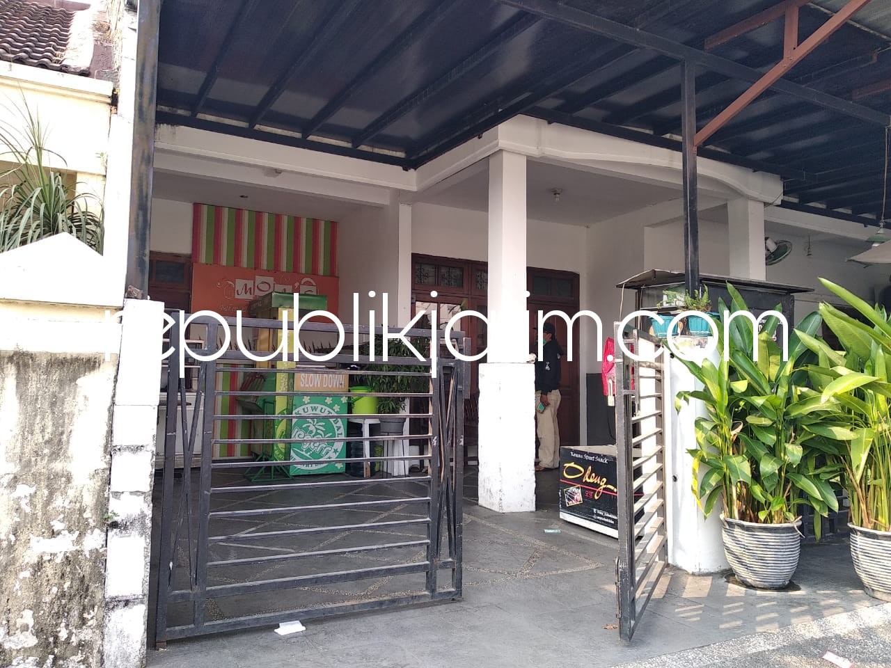 RUMAH TERDUGA - Inilah rumah IB yang ada di Blok U 19, RT 031 RW 3 warga JL Wisma Tropodo, Desa Tropodo, Kecamatan Waru, Sidoarjo yang ditangkap Densus 88 Antiteror, Rabu (30/05/2018).