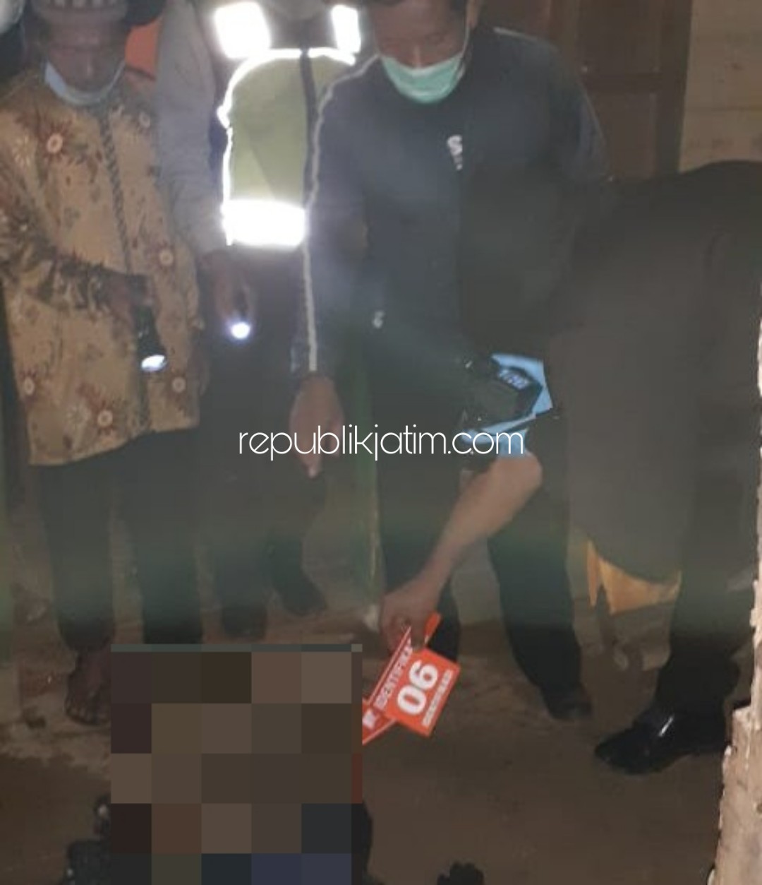 TEWAS - Petugas menggelar olah TKP meninggalnya Sumaryono (45) warga Dusun Klitik, Desa Temon, Kecamatan Ngrayun, Ponorogo yang jadi korban dalam kebakaran rumahnya, Jumat (29/05/2020) malam.