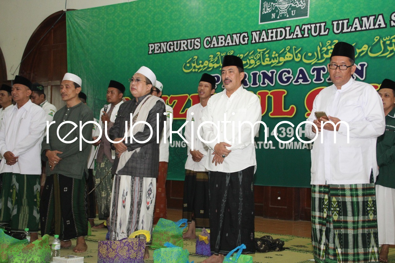 TANGKAL TERORIS - Wabup Sidoarjo, Nur Ahmad Syaifuddin saat menghadiri Peringatan Malam Nuzulul Quran 1439 H yang digelar PC NU Sidoarjo di Aula KBIH Rohmatul Ummah Bluru Sidoarjo minta tangkal dan perangi teroris, Selasa, (29/05/2018) malam.