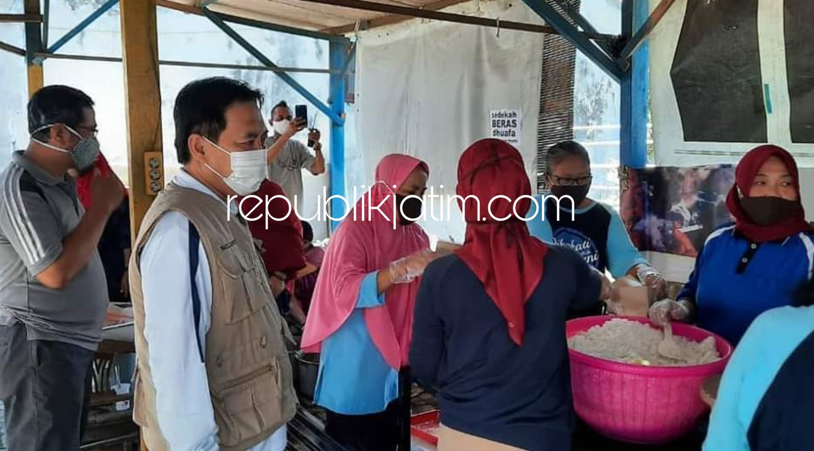 KAMPUNG TANGGUH - Plt Bupati Sidoarjo, Nur Ahmad Syaifuddin mengunjungi Kampung Tangguh RT 04 dan RT 05, RW 02, Desa/Kecamatan Buduran, Sidoarjo yang setiap hari menyediakan 300 nasi bungkus bagi warga terdampak Covid-19, Sabtu (30/05/2020).