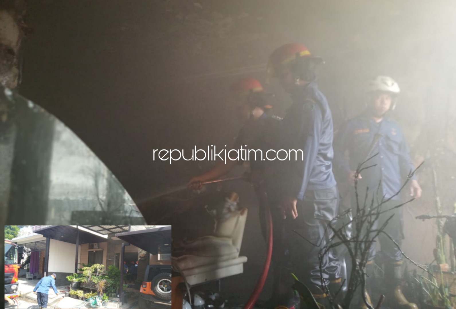 TERBAKAR - Sejumlah petugas Pemadam Kebakaran (PMK) Buduran melaksanakan pemadaman rumah Masyhuri (50) di Perumahan Taman Tiara Regency, Mediteran Cluster Blok A1 No 9, Desa Pagerwojo, Kecamatan Buduran, Sidoarjo Kamis (30/05/2019).