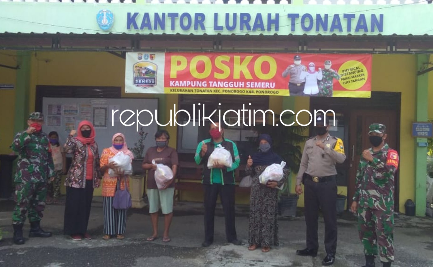 LUMBUNG PANGAN - Lumbung Pangan Pemerintah Kelurahan Tonatan, Kecamatan/Ponorogo menyalurkan 54 paket sembako ke warga yang belum tercover bantuan pemerintah, Sabtu (30/05/2020).