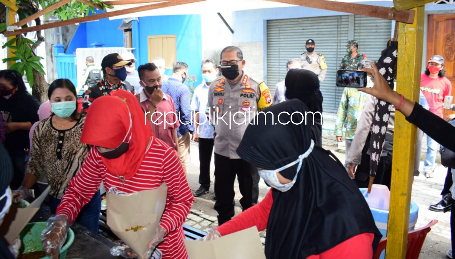 DAPUR UMUM - Kapolresta Sidoarjo Kombes Pol Sumardji saat berkunjung mengapresiasi keberadaan dapur umum di RW 02, Desa/Kecamatan Buduran, Sidoarjo, Minggu (31/05/2020).