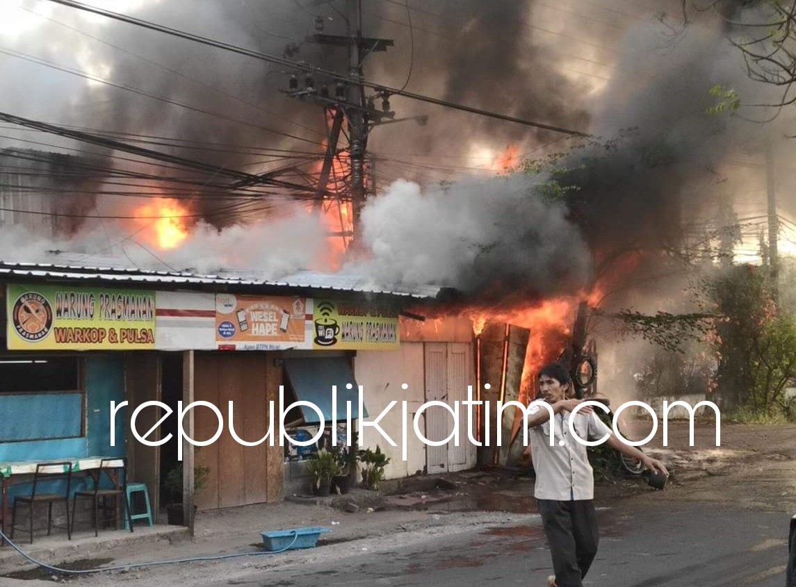 LUDES TERBAKAR - Sebanyak 3 kios semi permanen yang ada di pinggir JL Raya Desa Wedi, Kecamatan Gedangan, Sidoarjo ludes terbakar, Kamis (31/05/2018) petang.