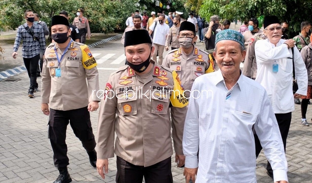 SILATURRAHMI - Pengasuh Pondok Pesantren Bumi Sholawat Lebo, Sidoarjo, KH Agoes Ali Masyhuri menerima Kapolda Jatim Irjen Pol Dr Muhammad Fadil Imran yang meminta doa restu situasi Kamtibmas tetap aman dan kondusif di tengah pandemi, Senin (01/06/2020).