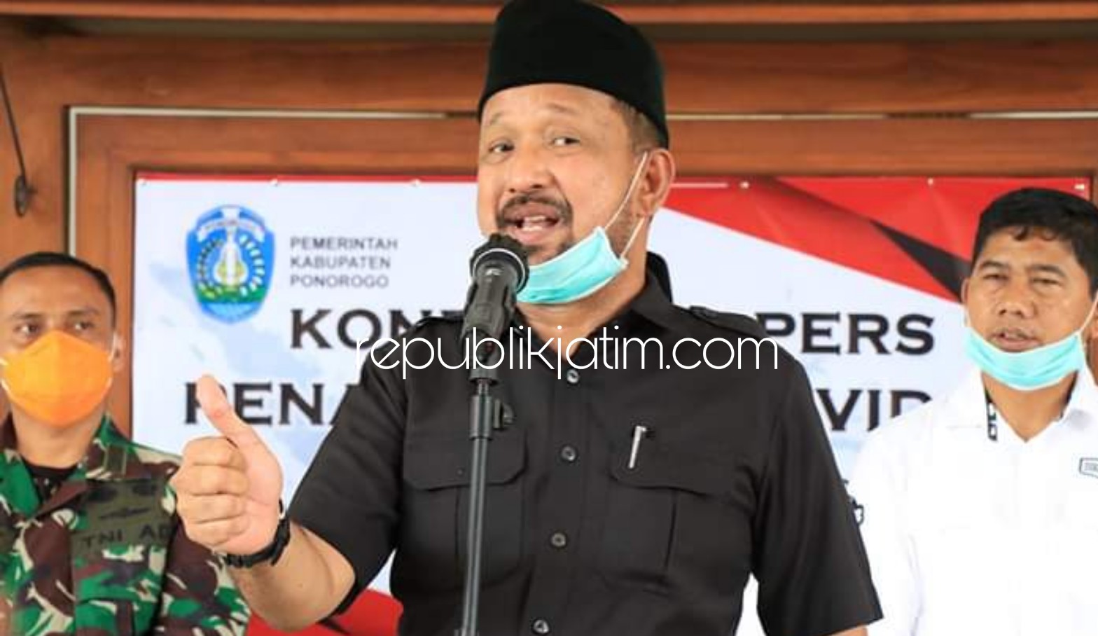 PAPARAN - Bupati Ponorogo, Ipong Muchlissoni mengumumkan dan memaparkan soal empat pasien Covid-19 yang dinyatakan sembuh dan siap memjalani isolasi mandiri 14 di rumahnya, Senin (01/06/2020).