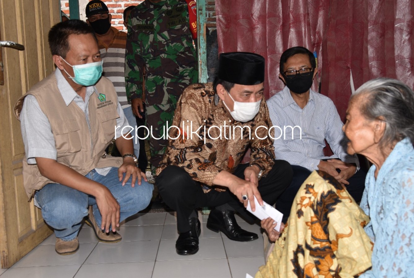 BANTUAN - Plt Bupati Sidoarjo Nur Ahmad Syaifuddin menyerahkan bantuan sembako dan uang tunai untuk Wagina (90) warga Desa Urangagung, Kecamatan Sidoarjo yang hidup sebatang kara dan mengandalkan belas kasian dari warga sekitar, Senin (01/06/2020).