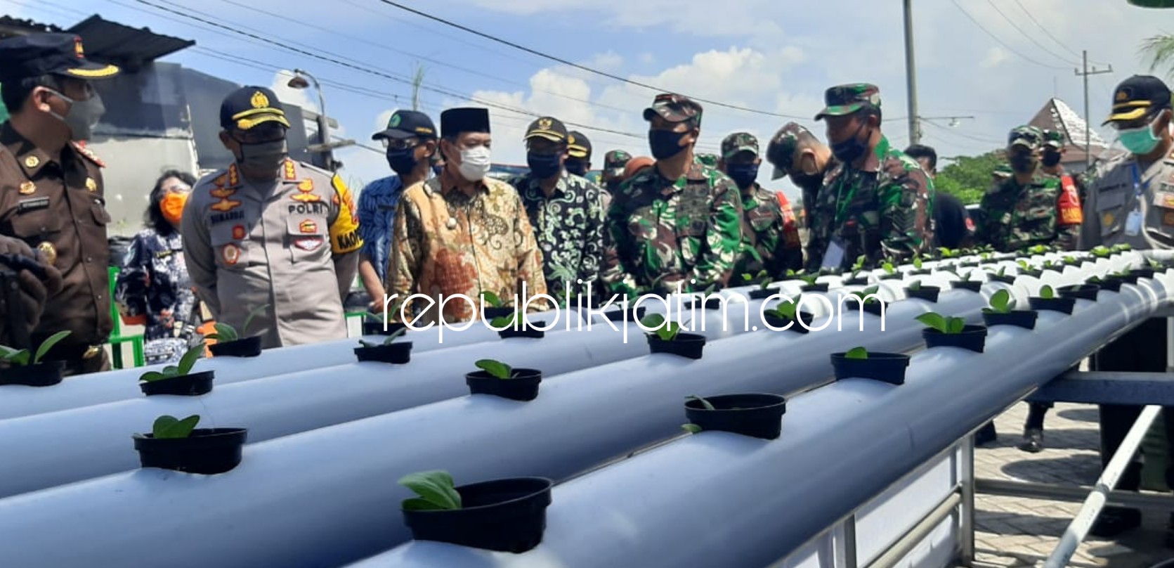 KAMPUNG TANGGUH - Danrem 084/BJ Brigjen TNI Herman Hidayat Eko Atmojo bersama Forpimda Sidoarjo meninjau dan menanam bareng di kampung tangguh Dusun Semampir, Desa Sidorejo, Kecamatan Krian, Sidoarjo, Selasa (02/06/2020).