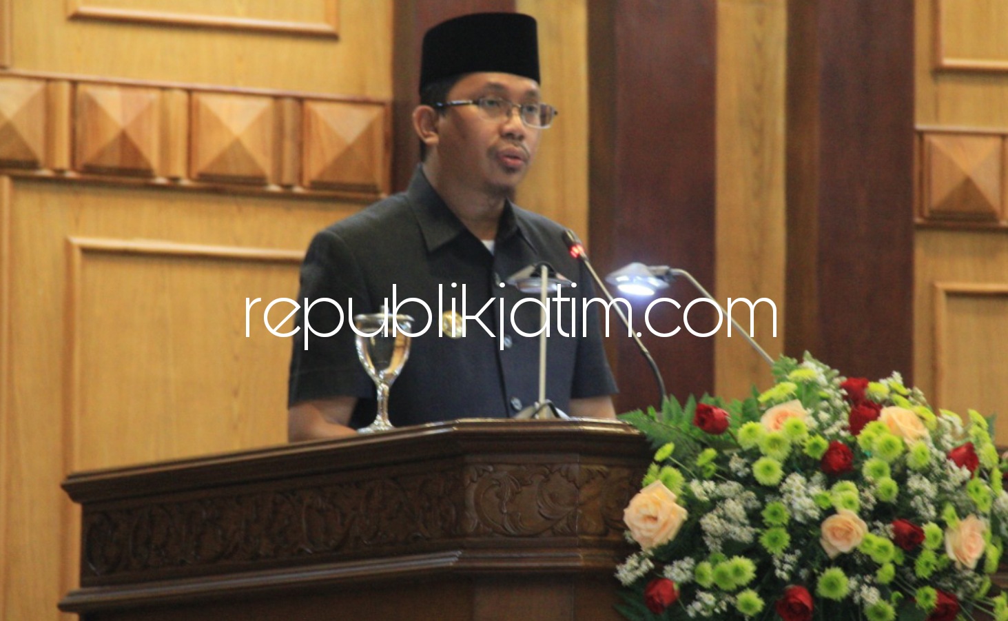 PENJELASKAN - Bupati Sidoarjo, Ahmad Muhdlor Ali (Gus Muhdlor) menyampaikan nota penjelasan saat rapat paripurna di gedung DPRD Sidoarjo soal Raperda manajemen pengelolaan sampah dari hulu hingga hilir, Rabu (02/06/2021).