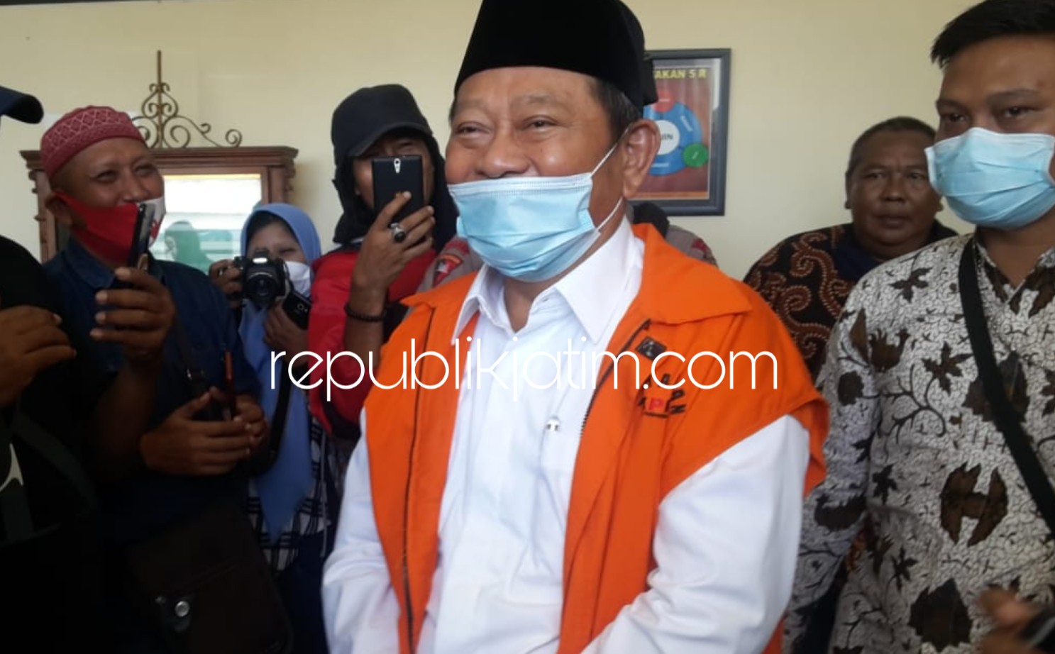 DAKWAAN - Bupati Sidoarjo Nonaktif Saiful Ilah menjalani sidang dakwaan kasus dugaan suap dari Ibnu Ghofur dan M Totok Sumedi serta Kepala Dinas PU, Kepala Bagian ULP dan Kabid Bina Marga Dinas PU di Pengadilan Tipikor Juanda, Sidoarjo, Rabu (03/06/2020).