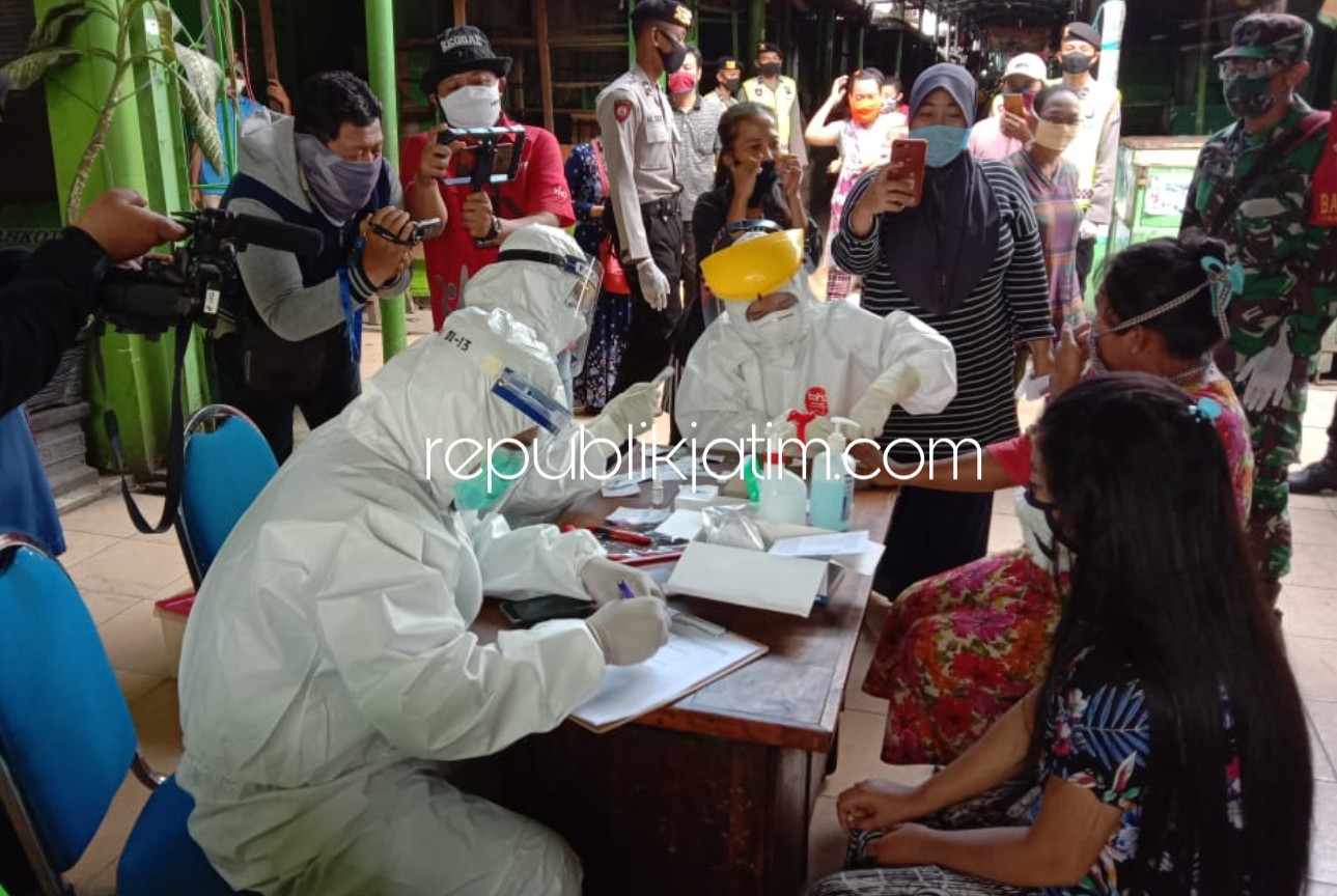 RAPID TEST - Petugas menggelar rapid test dengan sasaran warga dan pedagang pasar yang ada di Desa Wonocolo, Kecamatan Taman, Sidoarjo untuk menekan tingginya penderita Covid-19 di kampung sekitar Pasar Taman itu, Rabu (03/06/2020).