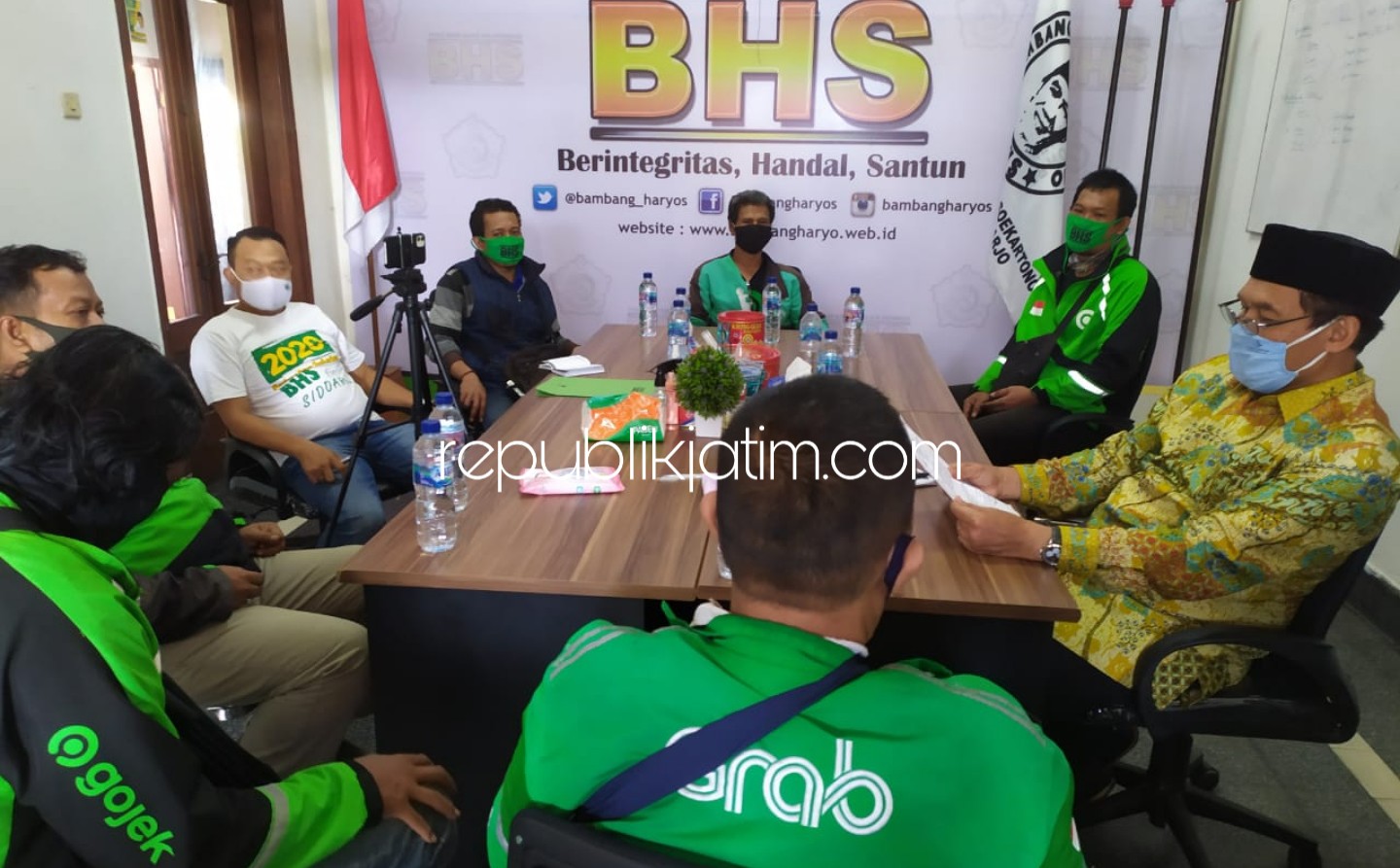 DIALOG - Bacabup Sidoarjo, Bambang Haryo Soekartono berdialog dengan sejumlah perwakilan Koordinator Ojek Online (Ojol) dari sejumlah wilayah untuk menampung keluhan para driver ojol di Posko Media Center JL Diponegoro, Sidoarjo, Rabu (03/06/2020).