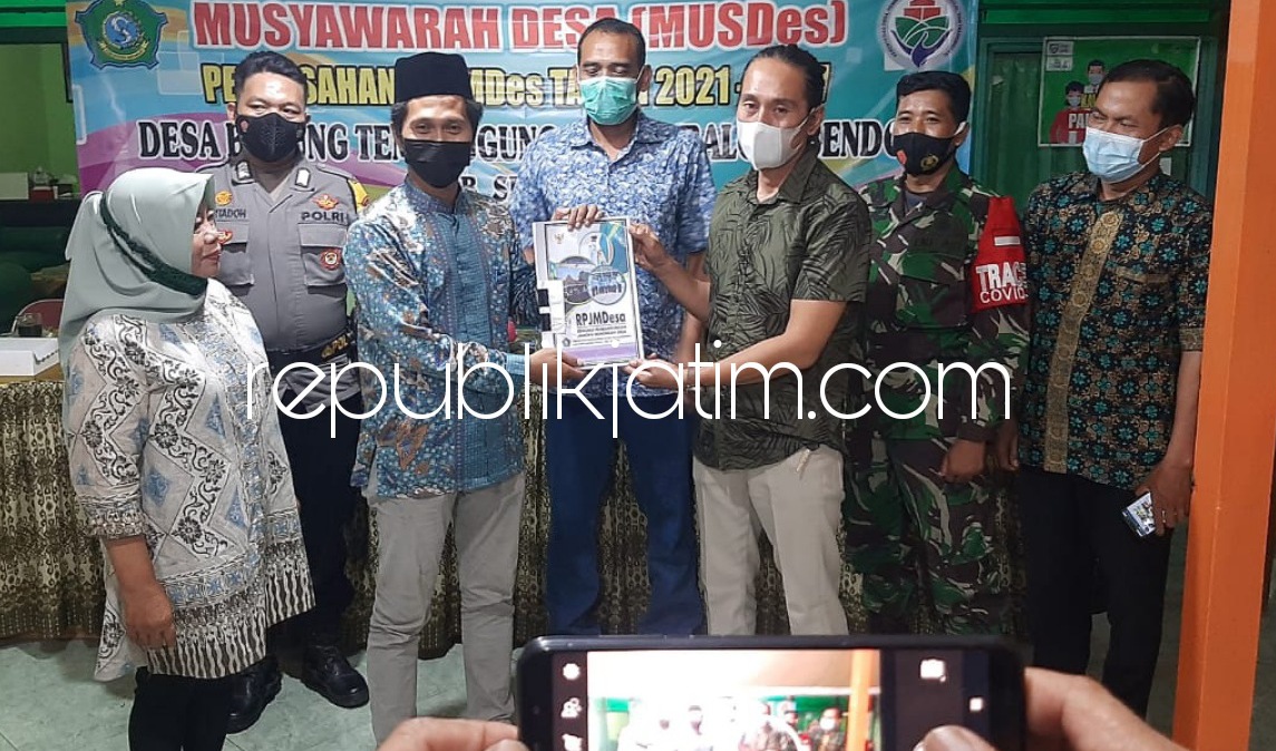 SAHKAN - Kades Bakungtemenggungan, Balongbendo, Sidoarjo, Abu Dawud menyerahkan berita acara penetapan SDGs dan pengesahan RPJMDes bersama Forkopimka, Sekdes, BPD, Pendamping Desa, Babinsa, Bhabinkamtibmas, tim pokja pendataan SDGs, Kamis (03/06/2021).