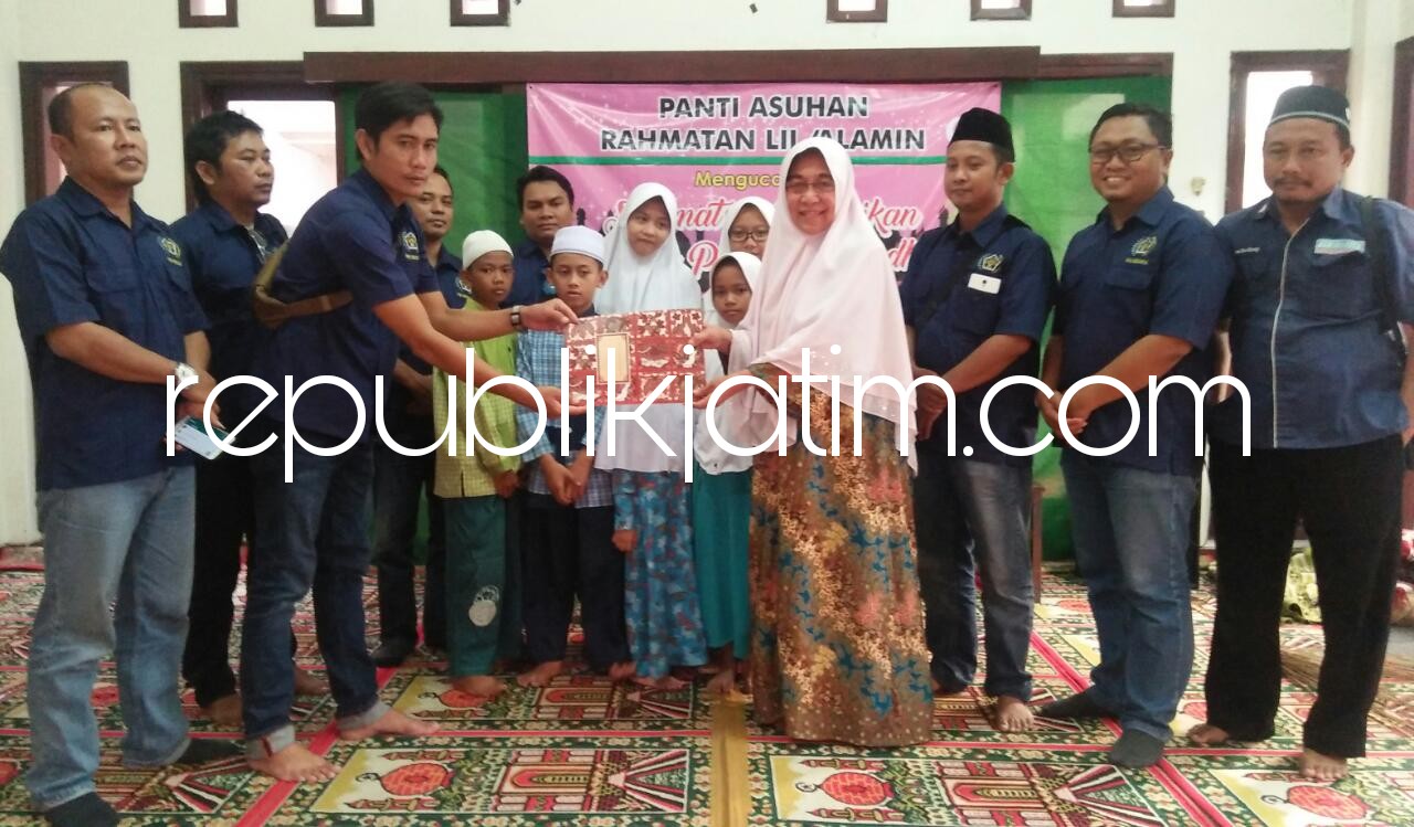 MENYERAHKAN - Ketua PWI Sidoarjo, Abdul Rouf menyerahkan bantuan uang tunai kepada Yayasan Panti Asuhan Anak Yatim Piatu Rahmatan Lil-Alamin di JL Gajah No 186 Desa Magersari, Kecamatan Sidoarjo, Senin (04/06/2018).