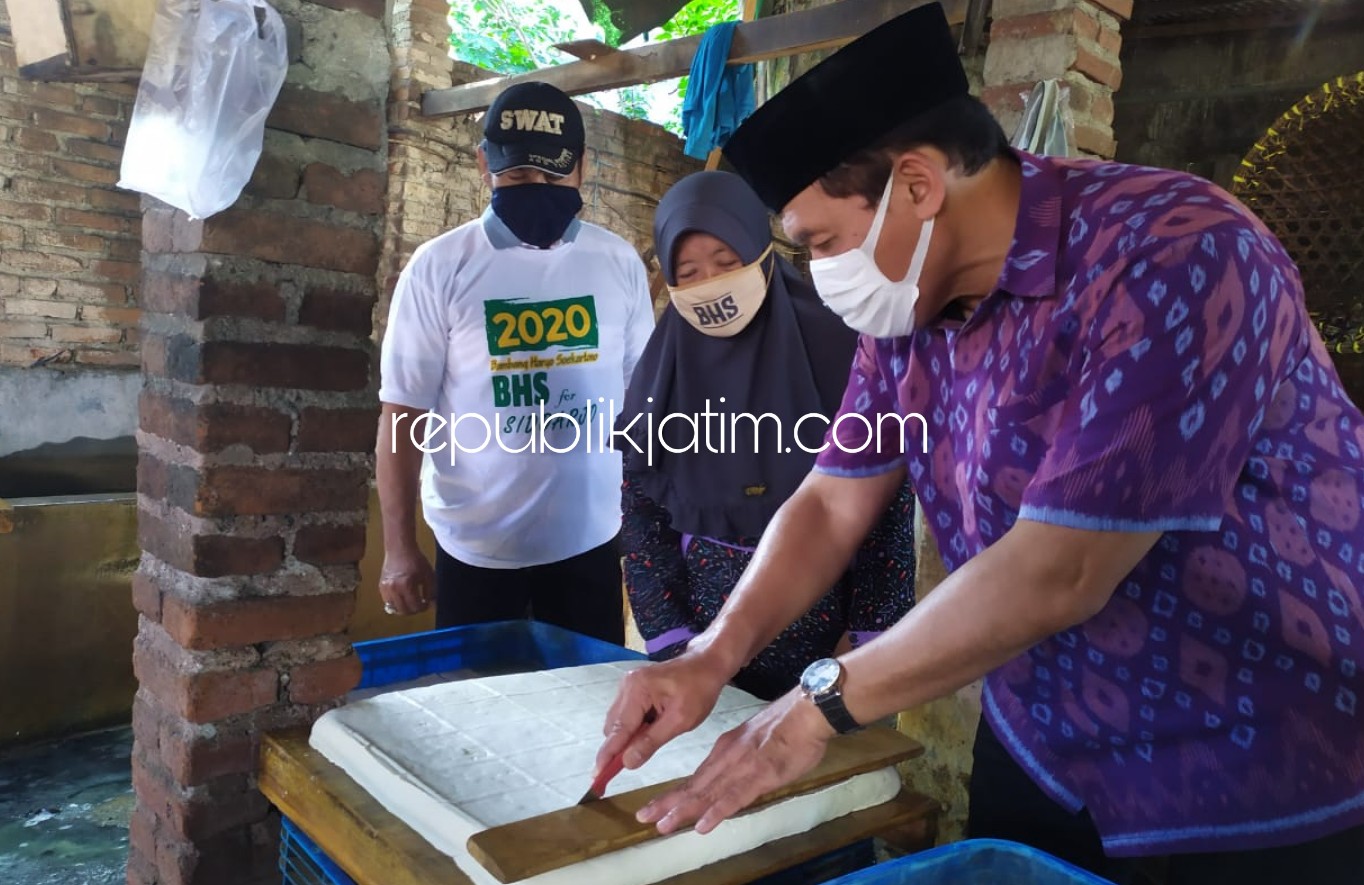 TAHU - Bacabup Sidoarjo, Bambang Haryo Soekartono mengunjungi UMKM Tahu dan Tempe yang ada ada di Desa Sepande, Kecamatan Candi, Sidoarjo, Kamis (04/06/2020).