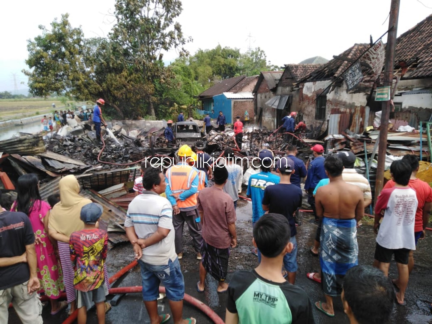 LUDES - Kondisi gudang rongsokan di Desa Ploso, Kecamatan Krembung, Sidoarjo yang ludes terbakar saat ditinggal pemiliknya mudik, Selasa (04/06/2019).