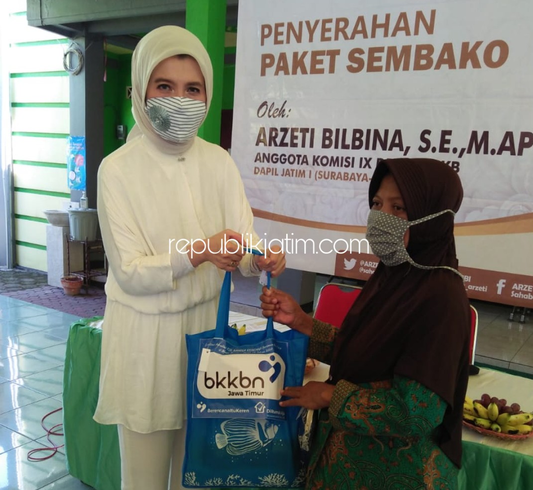 SALURKAN - Anggota Komisi IX DPR RI, Arzetti Bilbina menyerahkan bantuan 90 paket sembako kepada warga terdampak Covid-19 di Balai Desa Katerungan, Kecamatan Krian, Sidoarjo, Kamis (04/06/2020).