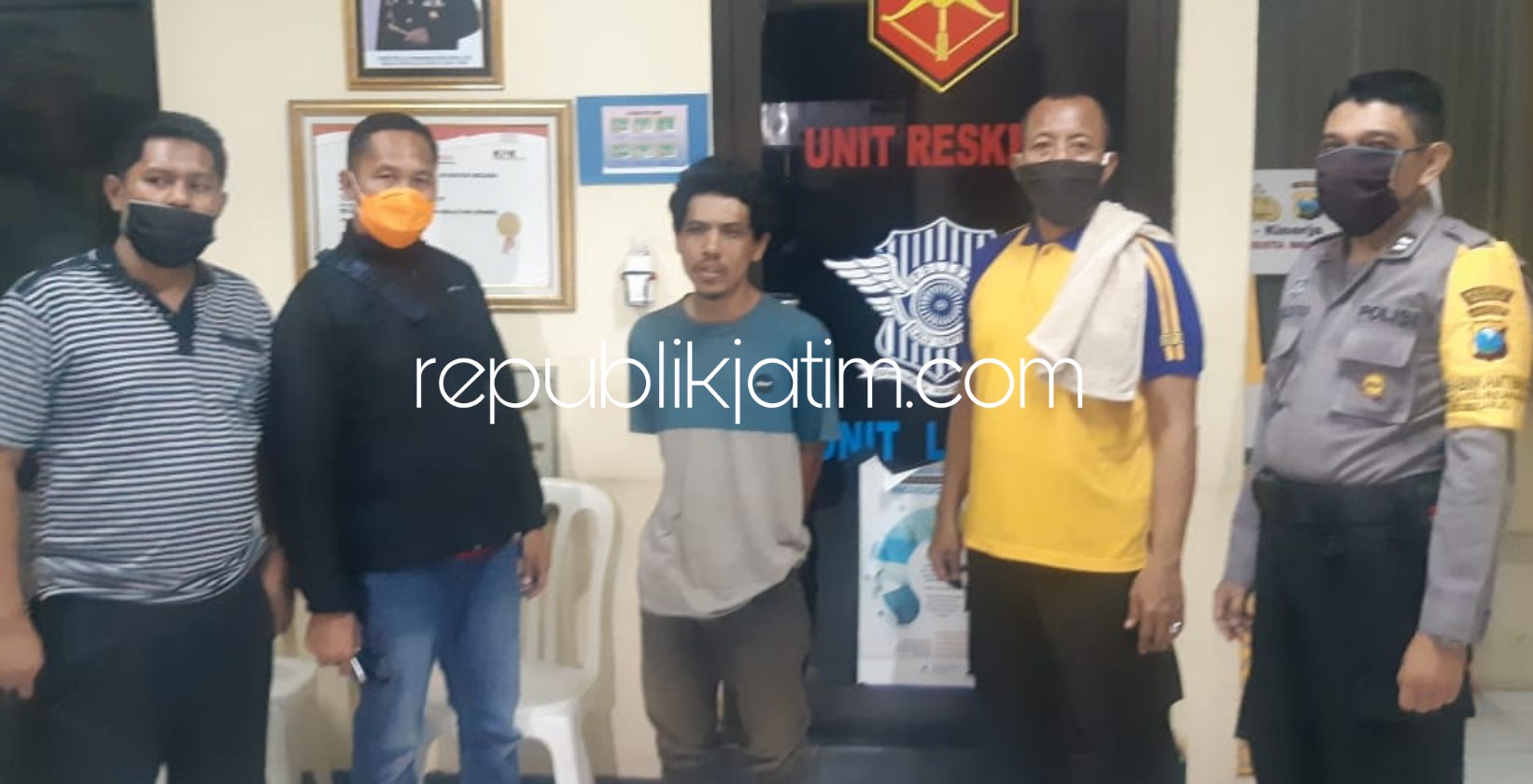 TERTANGKAP - Pelaku perampasan Wijaya Azliansyah ditangkap anggota Polsek Sidoarjo Kota di sebuah kos, di Jenggolo, Sidoarjo, Jumat (05/06/2020).