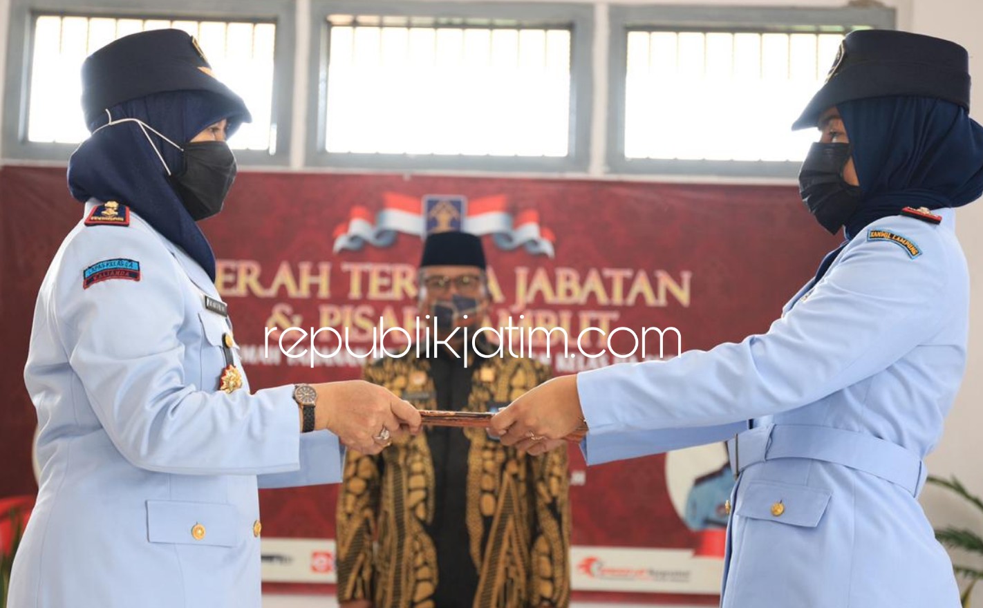 SERTIJAB - Kakanwil Kemenkumham Jatim, Krismono memimpin sertijab Kalapas Perempuan Surabaya di Porong dari Ike Rahmawati kepada Amiek Dyah Ambarwati, Jumat (05/06/2020). 