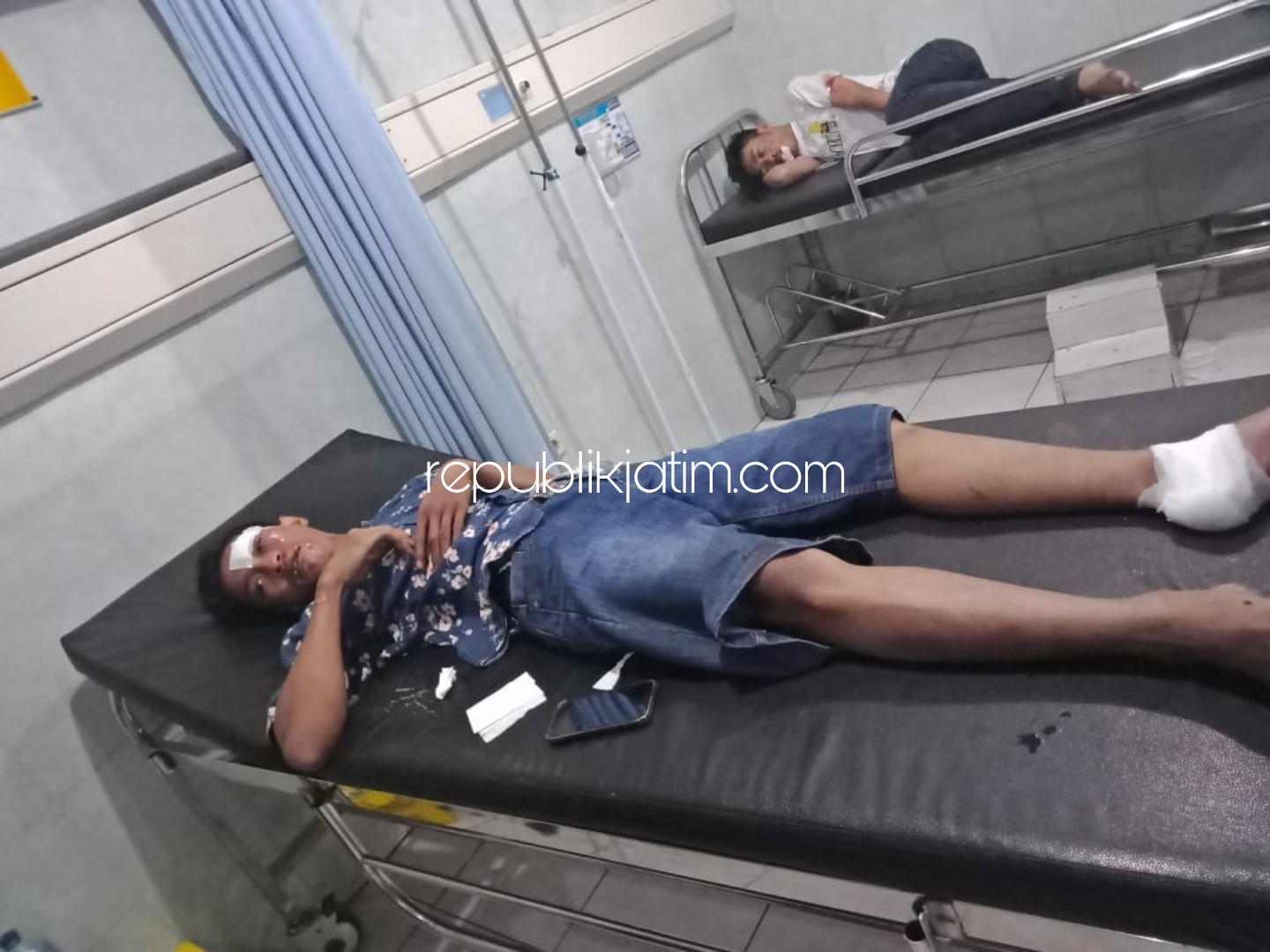 DIRAWAT - Para korban kecelakaan di JL Raya Desa Tanggul, Kecamatan Wonoayu, Sidoarjo dirawat di rumah sakit lantaran mengalami luka-luka, Selasa (04/06/2019) malam.