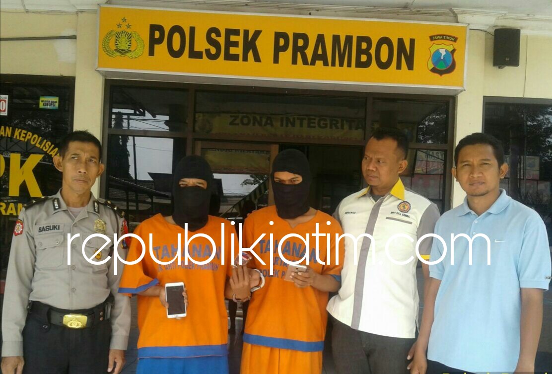 PENGEDAR - Dua tersangka pengguna dan pengedar sabu-sabu Abdul Wahab dan Robiliansyah alias Robi diringkus petugas Polsek Prambon, Selasa (05/06/2018).