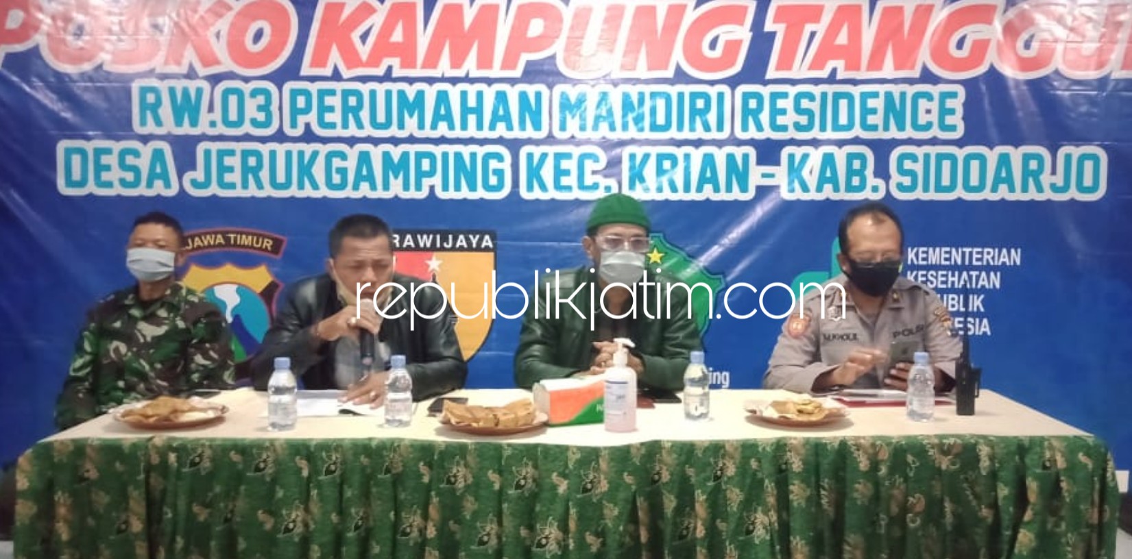 KAMPUNG TANGGUH - Pemdes Jerukgamping membangun Posko Kampung Tangguh Semeru di Perum Mandiri Residence desa setempat, Kamis (04/06/2020) malam.