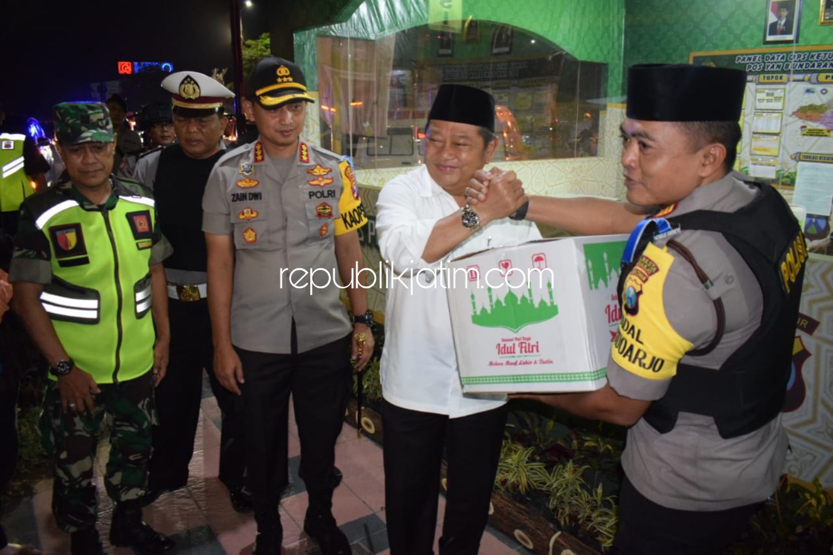 BINGKISAN - Bupati Sidoarjo, Saiful Ilah memberikan bingkisan kepada para petugas yang siaga di Pos Pam dan Pos Yan Operasi Ketupat Semeru 2019, Selasa (05/06/2019) malam.
