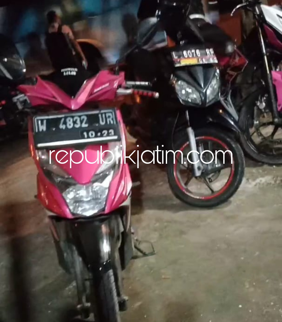 TKP - Korban pencurian Heri menunjukkan lokasi hilangnya motor miliknya dan ciri motor yang raib digondol kawanan pencurian, Sabtu (05/06/2021) malam. 