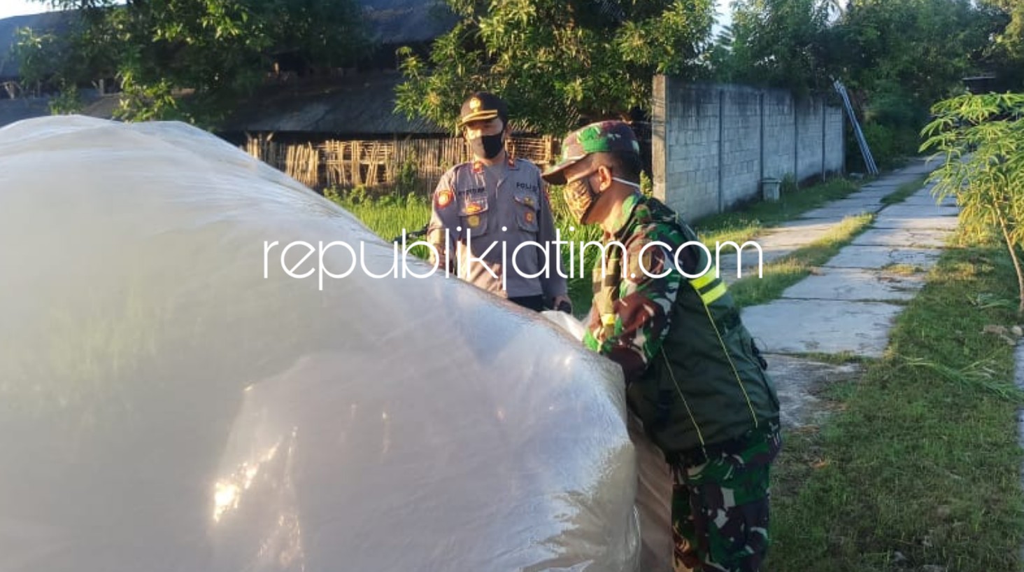 OPERASI BALON - Tim Gabungan TNI AU Lanud Iswahyudi bersama petugas Polsek, Koramil Sumoroto dan Satpol PP Kauman berhasil mengamankan sejumlah balon udara siap terbang, Jumat (05/06/2020).
