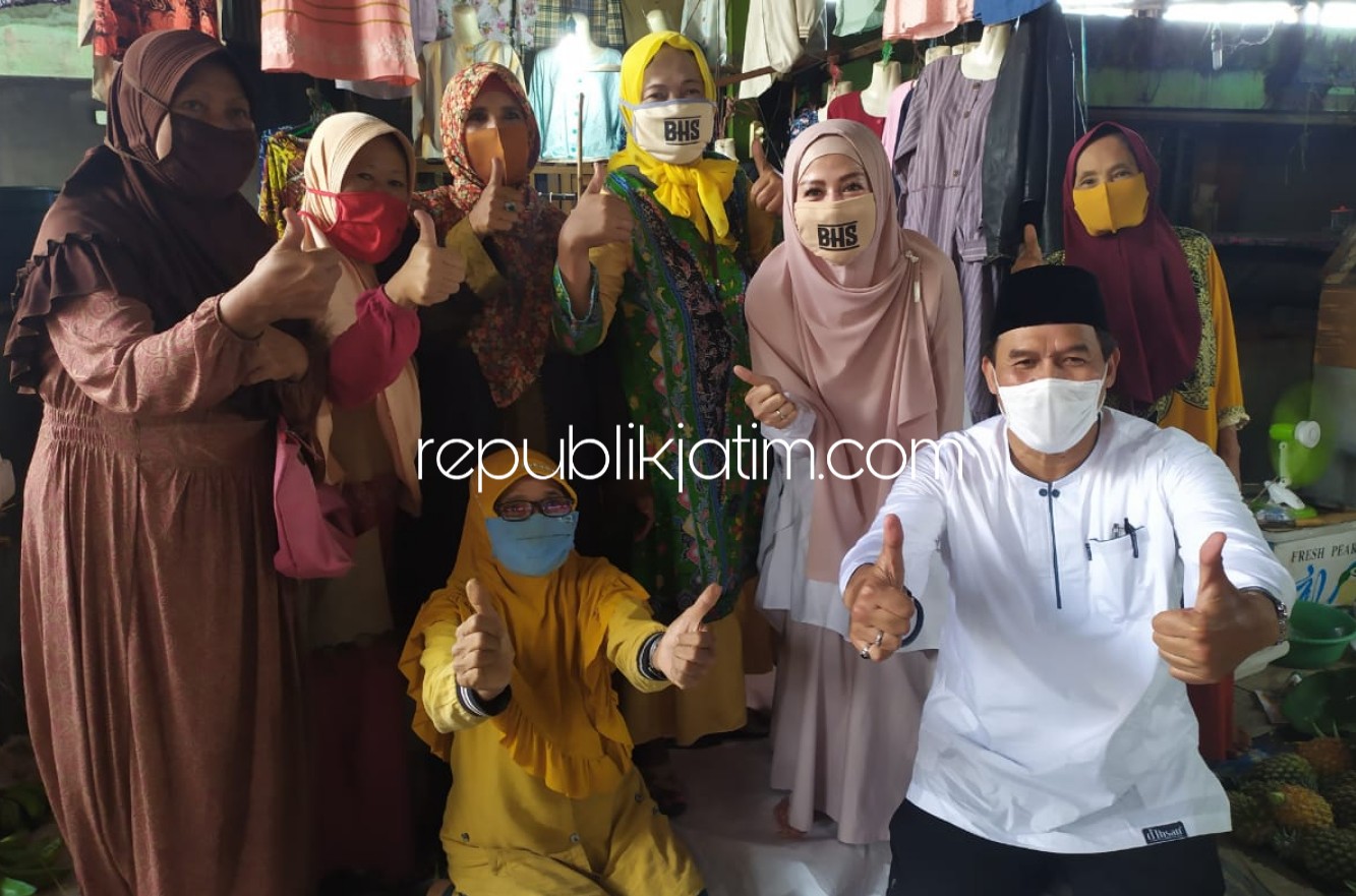 SELFIE - Sejumlah pedagang dan pengunjung Pasar Krembung berebut untuk berswafoto bersama Bacabup Sidoarjo, Bambang Haryo Soekartono (BHS) yang mengunjungi pasar bersama istri dan timnya untuk membagikan masker, Sabtu (06/06/2020).