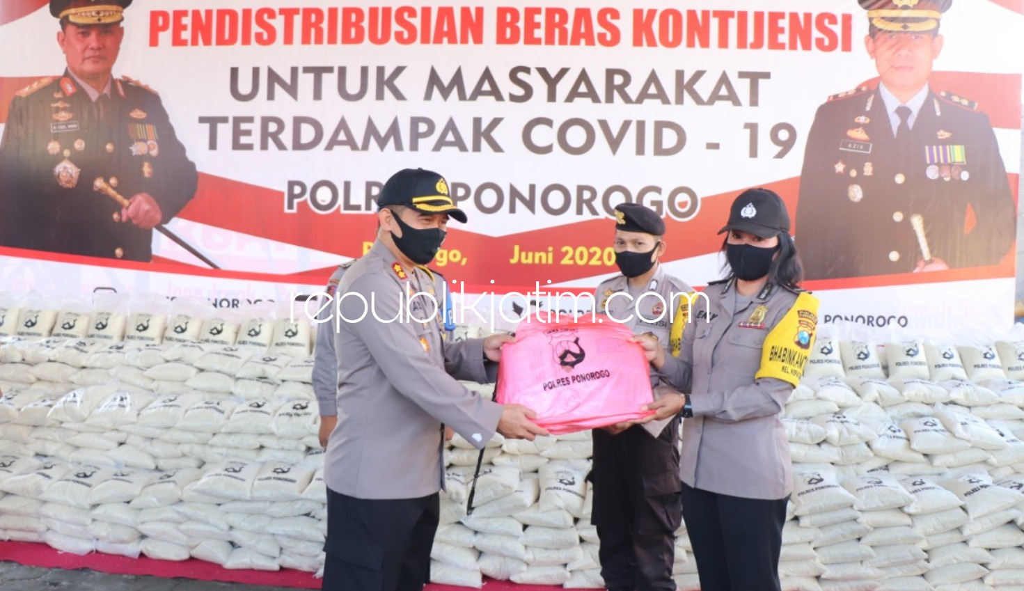 DISTRIBUSI - Kapolres Ponorogo AKBP Muchamad Nur Azis secara simbolik menyerahkan bantuan 1,6 ton beras dan Alat Pelindung Diri (APD) ke para Bhabinkamtibmas yang mewakili warga terdampak Covid-19 asal 63 Desa se Ponorogo, Jumat (05/06/2020).