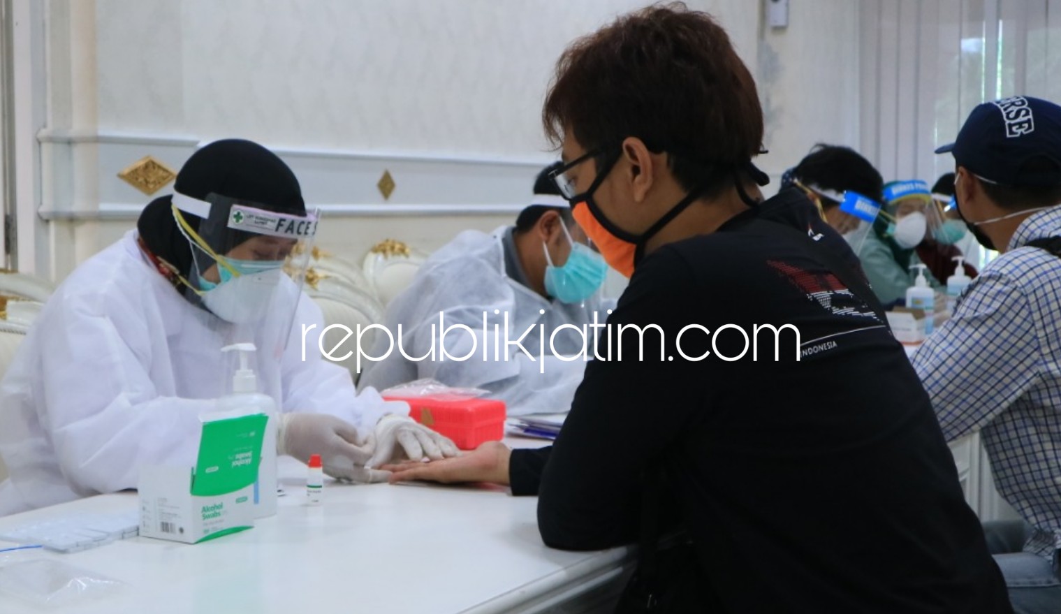 RAPID TEST - Puluhan wartawan Ponorogo mengikuti rapid test di gedung Bantarangin Pemkab Ponorogo, Jumat (05/06/2020) sore.