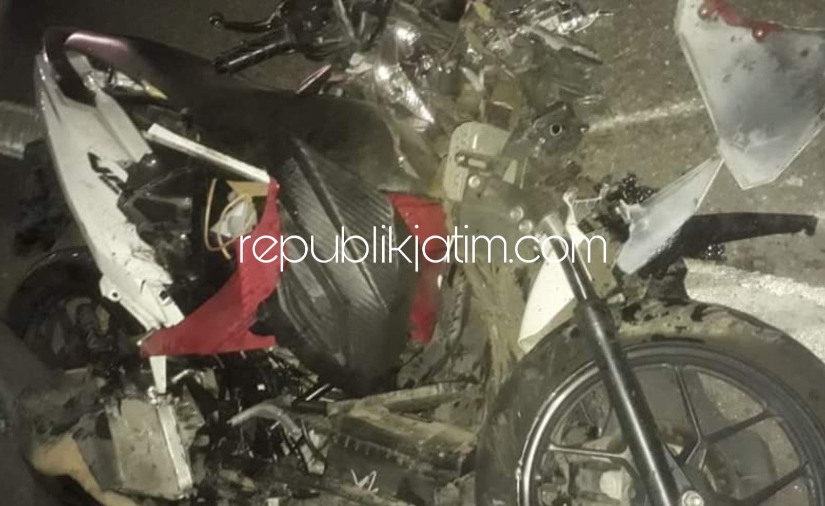 HANCUR - Motor Agus Setiawan (20) warga Dusun Nogo, Desa Karangwaluh, Kecamatan Sampung hancur dan korban tewas seusai tersenggol truk mogok hingga terpelanting dan dihantam mobil dari arah berlawanan, Sabtu (06/06/2020) malam.